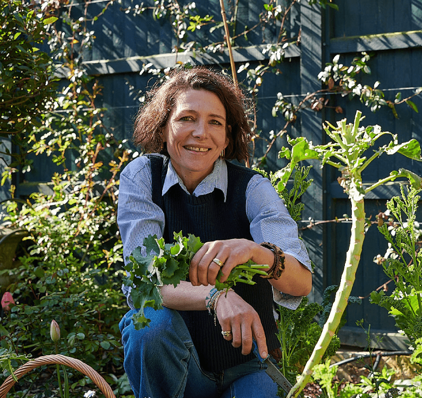 thomasina miers holding lettuce from her edible garden